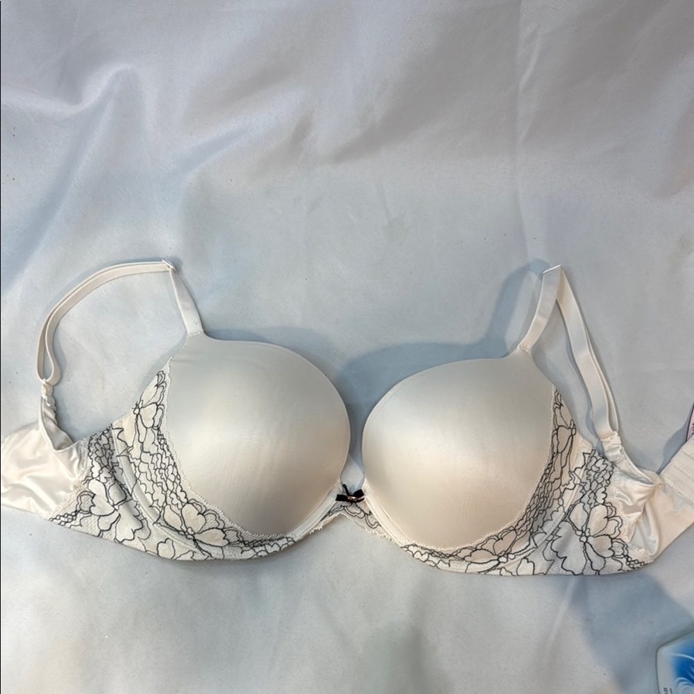 VS Body by Victoria Push-Up White Lace Underwire Bra, Size 34 DDD, Preowned